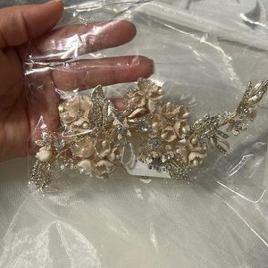 New. Wedding hair accessory